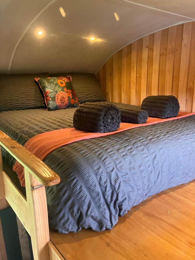 Shepherds Hut In A Private Meadow With Sea Views Hartland Exterior foto