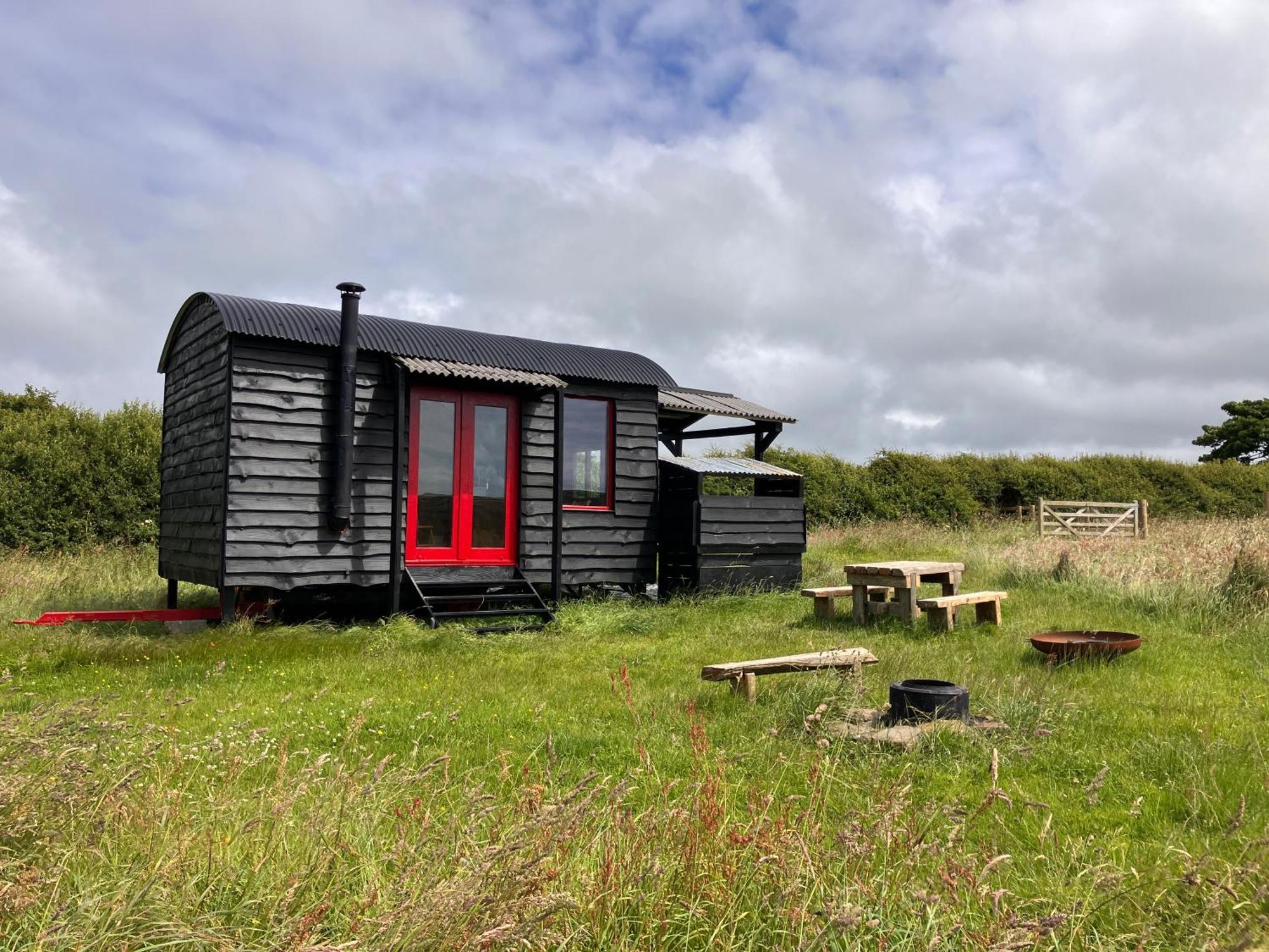 Shepherds Hut In A Private Meadow With Sea Views Hartland Exterior foto